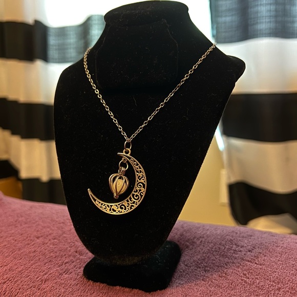 Half Crescent Moon Necklace🌛 - Picture 2 of 5